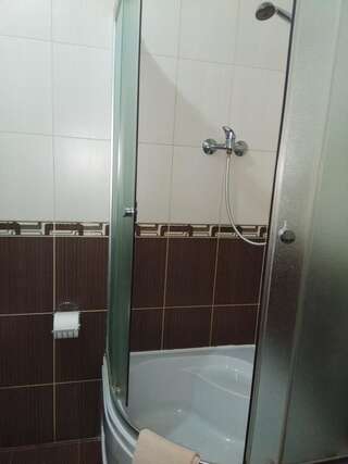 Отель Uman Hotel Умань Трехместный номер с ванной комнатой-4