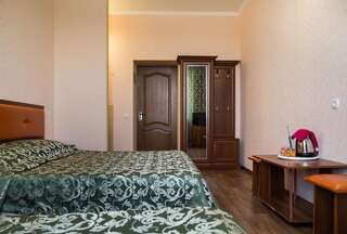 Отель Uman Hotel Умань Трехместный номер с умывальником в номере и общей ванной комнатой на этаже-5