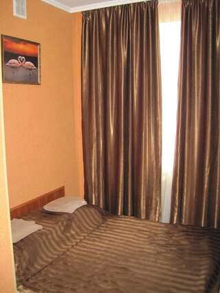 Отель Uman Hotel Умань Двухместный номер с 1 кроватью или 2 отдельными кроватями, общая ванная комната-8
